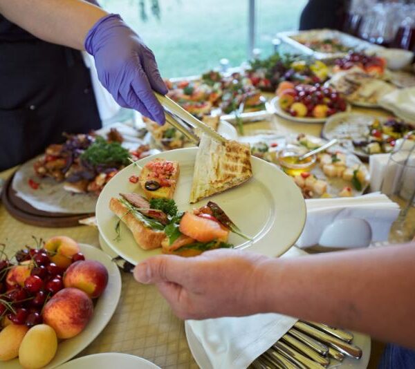 Catering profesional Madrid: la receta que te permitirá ser el mejor anfitrión (y disfrutar de tu fiesta)