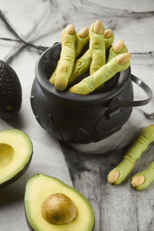 3 recetas terroríficas con aguacate para celebrar Halloween 3 Galletas de dedos de bruja de aguacate WAO