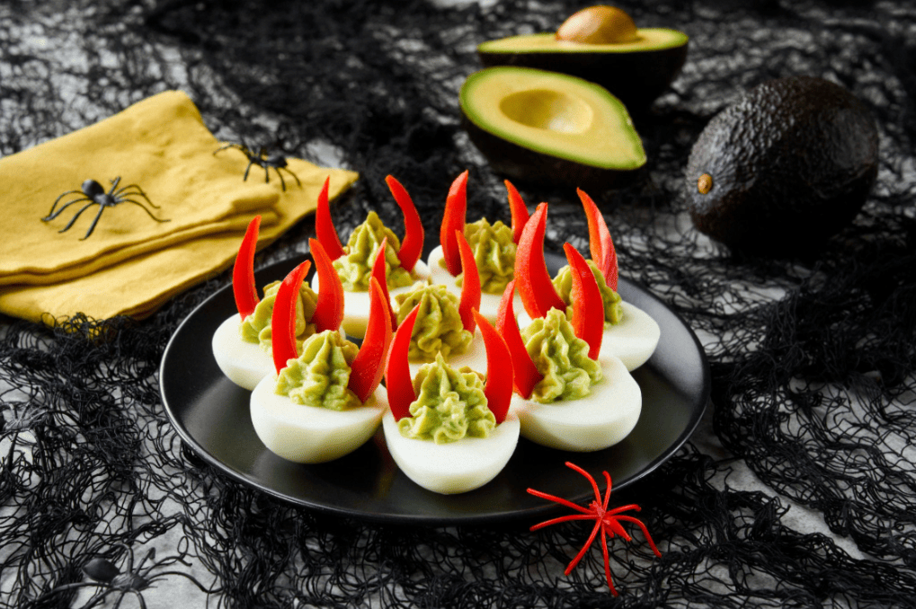 3 recetas terroríficas con aguacate para celebrar Halloween 1 Huevos diablo rellenos de aguacate WAO