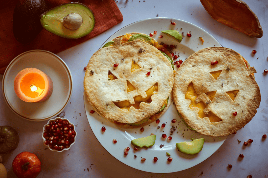 3 recetas terroríficas con aguacate para celebrar Halloween 2 Quesadillas de Halloween WAO